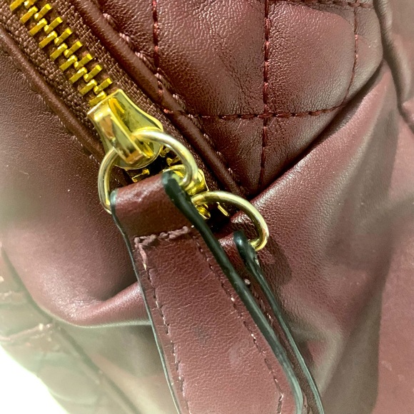 Guess Burgundy Colour Backpack Bag - Perfect for Travel - Picture 4 of 11